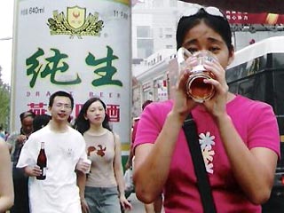 Необычный конкурс по скорости потребления пива в китайском городе Чунцин не мог не выявить таланта среди студенческой братии, отличающейся своим особым отношением к этому напитку