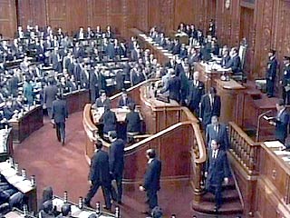 Верхняя палата японского парламента отклонила в понедельник пакет из шести законопроектов, призванных приватизировать систему японской почтовой службы, что вызвало в стране серьезный парламентский кризис