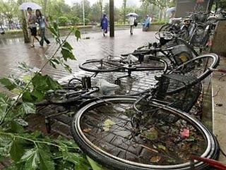 В Пекине готовятся к приходу тайфуна "Маца". Впервые за последние 11 лет, вопреки обычному движению тайфунов, "Маца", войдя на территорию Китая в районе провинции Чжэцзян, двинулся не на запад, а на север, по направлению к столице КНР