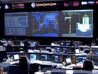 На сегодня NASA предусматривает четыре варианта приземления корабля с 7 астронавтами на борту - две на космодроме на мысе Канаверал во Флориде и две - на базе ВВС в Калифорнии. Первая посадка шаттла может произойти в 13:08 мск, последняя - в 17:48 мск