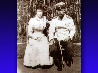 Вдовствующая императрица Мария Федоровна с сыном - императором Николаем II