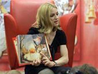В издательстве "ЭКСМО" вышла последняя в серии детских сказок книга Мадонны "Лотса Тугой Кошель". Одна из самых состоятельных актрис мира написала сказку о том, что счастья не купишь ни за какие деньги