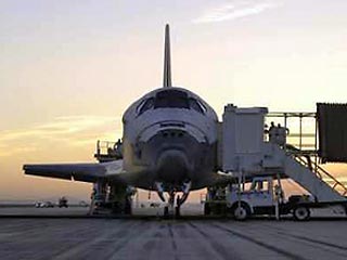 Шаттл Discovery во вторник совершил мягкую посадку на авиабазе Эдвардс в Калифорнии, совершив экспедицию в 5,8 млн миль за 14 дней, успех которой вернул NASA к пилотируемым полетам, но и усилил давление на агентство, которое должно выйти за рамки этой про