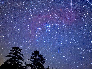 В ночь с пятницы на субботу над европейской частью России можно будет наблюдать метеоритные дожди - Персеиды, названные в честь созвездия Персея