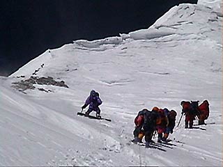На Домбае обнаружены четверо альпинистов, сорвавшихся в пропасть