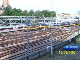 В столице Нидерландов Амстердаме около центрального вокзала в понедельник сошли с рельсов два поезда