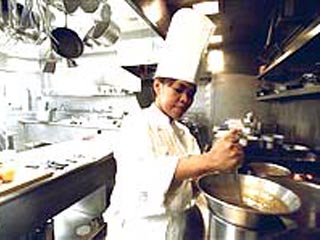 Командовать на кухне администрации США впервые будет филиппинка