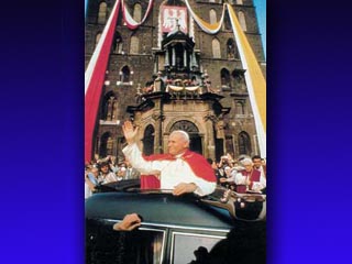 За год до создания "Солидарности" только что избранный Папа Иоанн Павел II Папа напомнил полякам, что люди созданы не для того, чтобы подчиняться государству или правящей партии