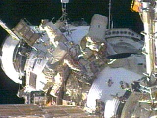 Космонавты Сергей Крикалев и Джон Филипс завершили работу в открытом космосе и в 3:59 по московскому времени пятницы вернулись на борт МКС, проработав в открытом космосе без одной минуты пять часов вместо запланированных шести