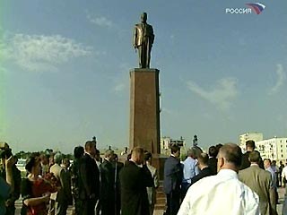 В центре Грозного сегодня был торжественно открыт памятник погибшему в прошлом году президенту Чечни - Герою России Ахмату Кадырову