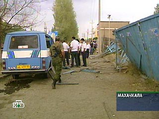 Во время пешего патрулирования совместного наряда милиции на проспекте имама Шамиля сегодня в 16:00 мск было приведено в действие радиоуправляемое самодельное взрывное устройство