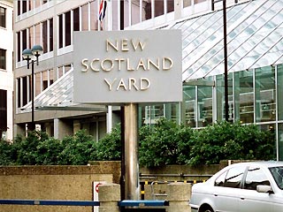 Руководство Скотланд-Ярда рассмотрело и оставило в целом без изменений правила, которые дают полиции в исключительных обстоятельствах право открывать огонь на уничтожение подозреваемых в терроризме