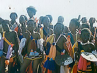 Тысячи "девственниц" Свазиленда собрались перед королевским дворцом после того, как эксцентричный король Мсвати III на прошлой неделе неожиданно, на год раньше срока, отменил запрет на занятия сексом для несовершеннолетних, рассчитанный на пять лет