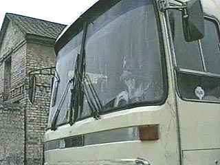 По данным следствия, у села Тамариси сегодня ночью вооруженные преступники совершили нападение на автобус, который перевозил пассажиров, возвращавшихся в Грузию из Азербайджана. Погибший и оба раненых являются гражданами Грузии