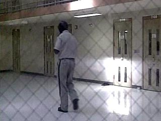 Сотрудник тюрьмы на Гавайях выпустил десятки зэков, случайно открыв двери камер