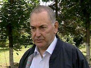 Руководство Северной Осетии в дни кризиса с захватом заложников в Беслане 1-3 сентября 2004 года искало контактов с лидерами чеченских сепаратистов с целью попытаться спасти людей, удерживавшихся террористами, заявил Александр Дзасохов