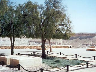 Бен-Гурион и его жена Поля были одними из основателей кибуца Сде-Бокер, здесь они и похоронены. Могила расположена рядом со зданием интерната, сообщает ИА "Курсор" со ссылкой на газету Maariv