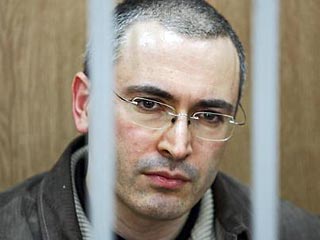 Раньше Кремль, вероятно, надеялся, что заточение нефтяного магната Михаила Ходорковского за решетку сроком на 9 лет заставит замолчать и усмирит этого потенциально опасного политического соперника