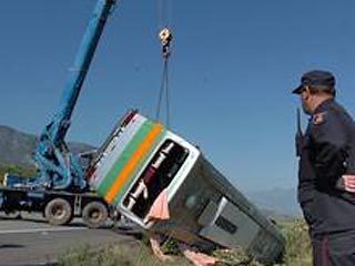 Иранское информационное агентство ИСНА сообщает в пятницу со ссылкой на представителей полиции, что причиной катастрофы стало грубое нарушение правил дорожного движения одним из водителей, передает