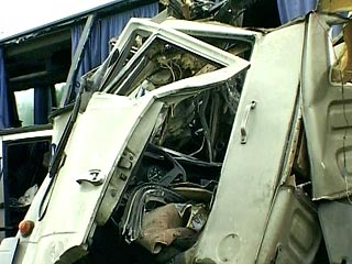 По данным МЧС, после столкновения большегрузных машин из-за несоблюдения скоростного режима и дистанции в них врезались более 30 автомобилей, 8 из которых получили серьезные механические повреждения