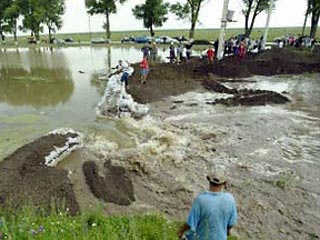 С начала августа в Румынии в результате сильнейших наводнений погибли 33 человека, двое считаются пропавшими без вести, в том числе несколько детей в возрасте от 4 до 12 лет. Об этом сообщило в пятницу министерство внутренних дел Румынии
