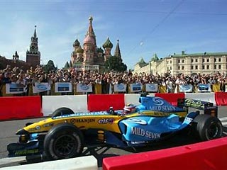 Лидер "Формулы-1" Фернандо Алонсо прокатился по улицам Москвы