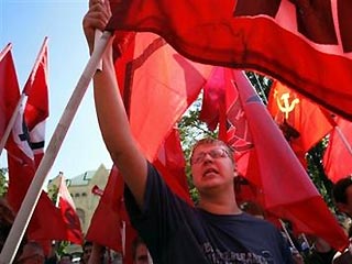 В Москве прошли акции протеста под лозунгом "Свободу декабристам!" против незаконного содержания под стражей 39 активистов Национал-большевистской партии (НБП), арестованных в декабре 2004 года за захват приемной администрации президента РФ