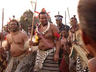 Осанистый, улыбающийся во весь рот король Свазиленда Мсвати III грелся в лучах обожания 50 тысяч полуобнаженных девственниц