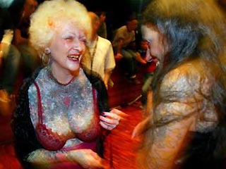 1. 68-летняя Изобел Варли из пригорода Лондона, Стивенэйдж, является самой татуированной бабушкой в мире. Все ее тело с головы до пят украшено цветными татуировками