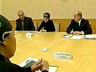Около 16 часов в Москве началась встреча президента России Владимира Путина с жителями Беслана, пострадавшими во время теракта, в том числе членами комитета "Матери Беслана"