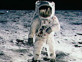 Французский космонавт предложил создать обитаемую станцию на Луне