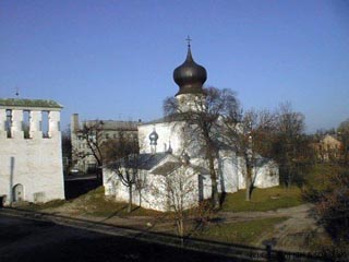 Церковь была любимым псковским храмом Ивана Грозного. Здесь он молился перед Ливонским походом