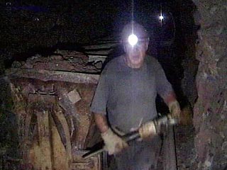 Сахалинские шахтеры продолжают акцию протеста с требованием выплат долгов по заработной плате, проводимую в забое на глубине 142 метра. В складе для взрывчатых веществ 18 горняков намерены находиться до 23 сентября
