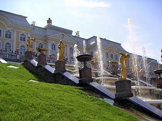 Российская столица фонтанов - Петергоф отмечает 300-летие