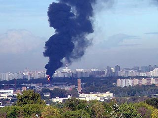 На юго-востоке Москвы горит ангар на железной дороге неподалеку от станции Перерва. Там начали взрываться баллоны с пропаном, сообщили в противопожарной службе столицы