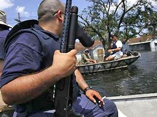 В условиях хаоса, вызванного ураганом Katrina, полиция Нового Орлеана не досчитывается около трети личного состава
