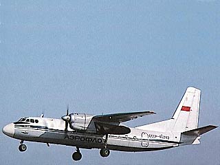 Самолет Ан-24 авиакомпании "Сибавиатранс", совершавший рейс Красноярск - Енисейск, совершил вынужденную посадку в аэропорту "Емельяново" в Красноярске