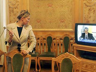 Экс-премьер-министр Украины Юлия Тимошенко заявила, что ее освободил от должности "не президент, а его окружение", сообщает "Интерфакс"