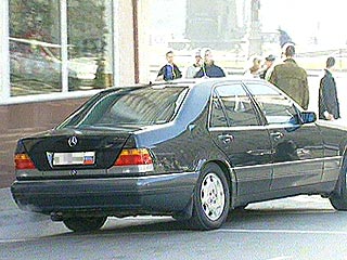 Промчавшийся по московской улице автомобиль с триколором на номере и синей "мигалкой" - далеко не всегда экипаж высокопоставленного чиновника