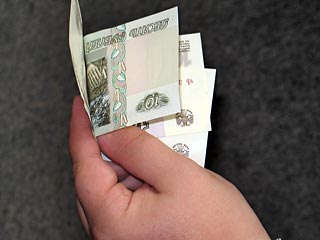 Иностранец отдал нападавшему кошелек, в котором находилось всего 20 рублей. Грабитель забрал его и скрылся
