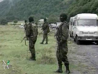 Группа вооруженных лиц в пятницу в районе села Кехви в зоне грузино-осетинского конфликта напала на колонну гражданских автомобилей, сопровождаемую миротворцами, и захватила в заложники двух человек, которые направлялись из Владикавказа в Цхинвали