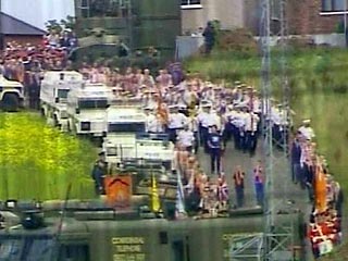 К серьезным беспорядкам привело британских властей не менять маршрут традиционного марша оранжистов по столице Северной Ирландии городу Белфаст