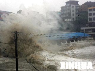 На побережье восточной китайской провинции Чжэцзян обрушился мощный ураган "Ханун"