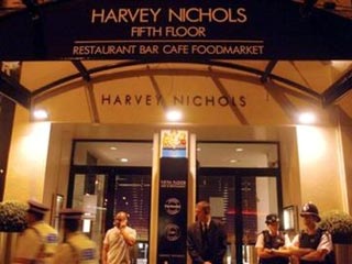 В магазине Harvey Nichols, который располагается в престижном лондонском районе Найтсбридж, во вторник вечером произошла перестрелка. В результате инцидента два человека погибли. К магазину прибыли шесть полицейских машин и свыше 20 полицейских
