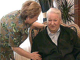 Борис Ельцин чувствует себя хорошо, потому что дома "и стены лечат"