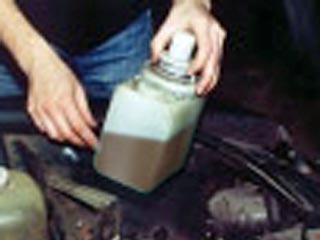 Сотрудники милиции в Еврейском автономном округе на посту ДПС в селе Икура под Биробиджаном нашли гашишное масло в бачке омывателя лобового стекла легкового автомобиля