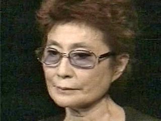 Йоко Оно, вторая супруга музыканта, принимала активное участие в консультациях режиссеров постановки. После премьеры газета New York Times назвала "Леннона" - "оно-центричным" мюзиклом