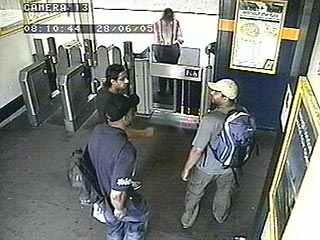 Исполнители терактов в Лондоне побывали на местах будущих преступлений за девять дней до серии взрывов 7 июля. Об этом свидетельствуют обнародованные во вторник кадры, полученные с камер видеонаблюдения в лондонском метро и на железнодорожных вокзалах