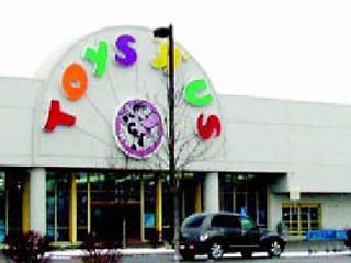 Сеть магазинов Toys R Us продала в Британии 850 млн игрушек с того дня, как в 1985 году в Воркинге, графство Суррей, открылся их первый магазин. И каждый год появлялась какая-нибудь новая модная игрушка, которая становилась бестселлером номер один