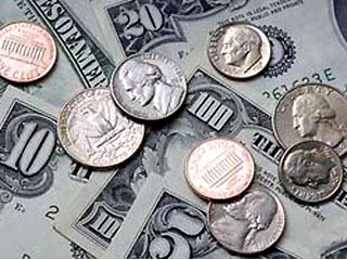 Средневзвешенный курс доллара расчетами "завтра" на единой торговой сессии ММВБ к 11:30 в пятницу вырос на 7,17 копейки по сравнению с уровнем, сформировавшемся к этому времени накануне, и составил 28,432 рубля за доллар